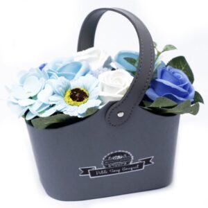 bukiet mydlany w koszyczku niebieskie kwiaty