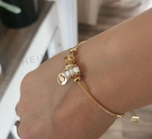 Bransoletka z geometryczn膮 zawieszk膮 i charmsami - obrazek 2